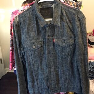 SUPER CUTE NWOT LEVI DARK DENIM JACKET! Size M